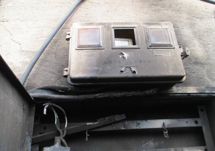 夏季用電高峰 電表超負荷運轉(zhuǎn)  網(wǎng)紅小吃街連燒8戶電表