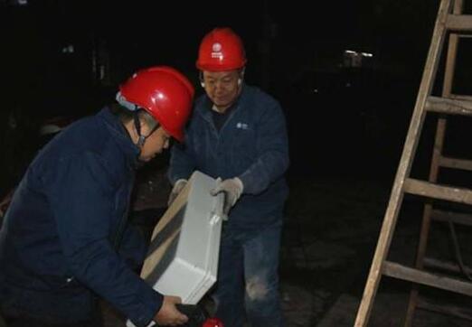 夏季用電高峰 電表超負荷運轉(zhuǎn)  網(wǎng)紅小吃街連燒8戶電表