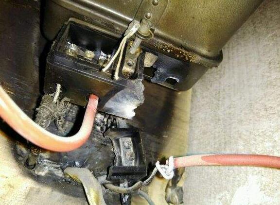 夏季用電高峰 電表超負荷運轉(zhuǎn)  網(wǎng)紅小吃街連燒8戶電表